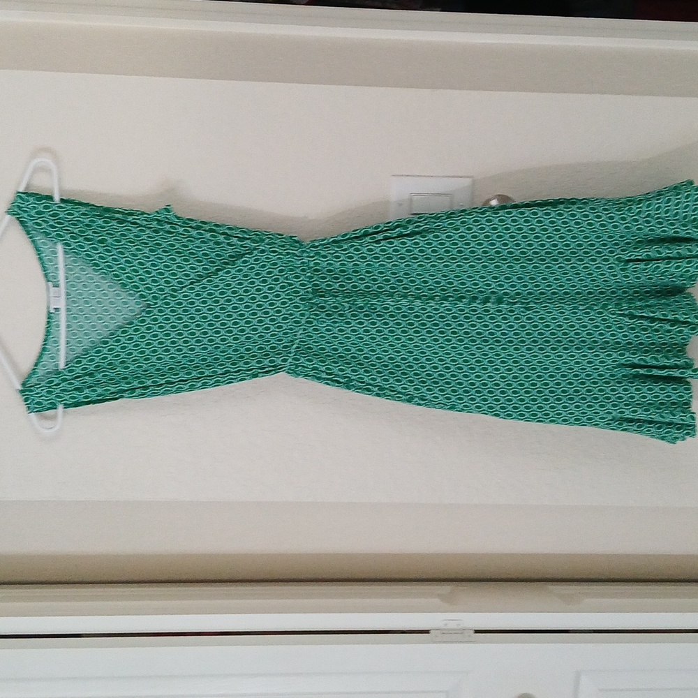 London Times green sleeveless dress size 6 has a ruffled hemline and vneck.